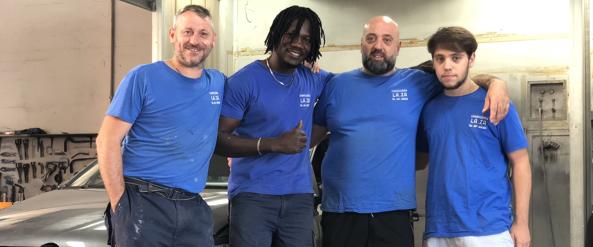 Hassan Ali Korsnge con il team della carrozzeria La Za di Bologna