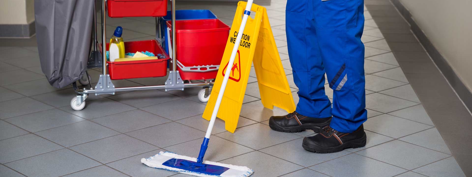 La foto mostra un addetto alle pulizie al lavoro