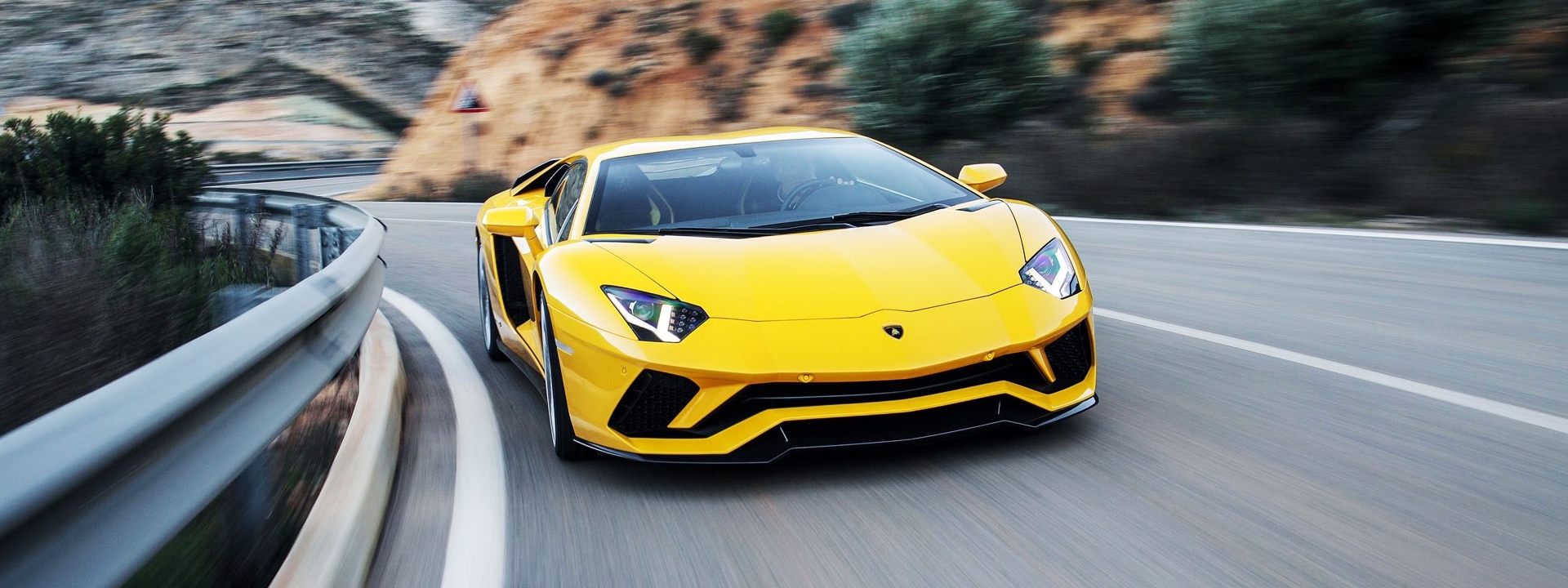 immagine di una Lamborghini su strada