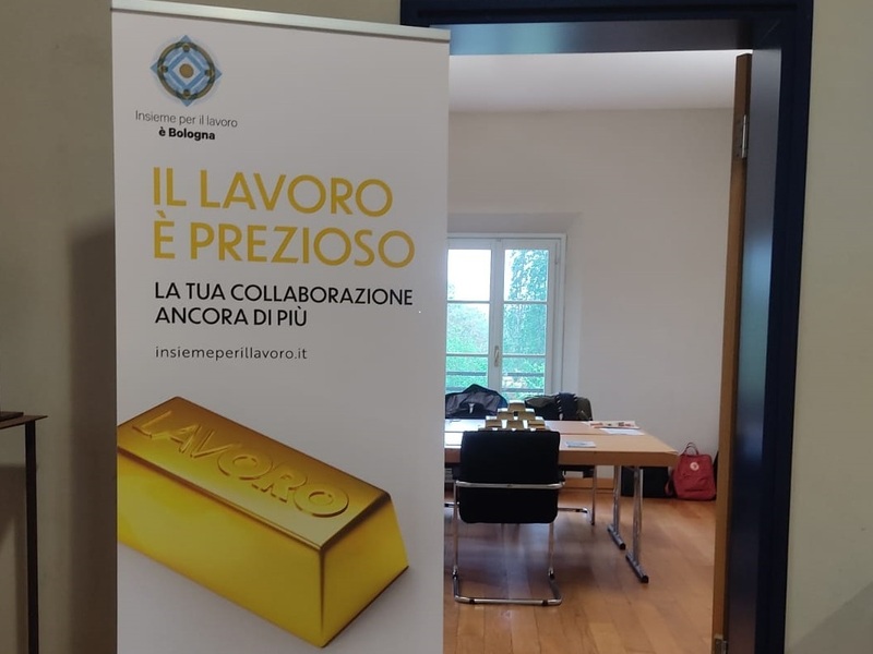 A tu per tu con persone e imprese. Lo staff di Insieme per il lavoro alla fiera di Zola Predosa