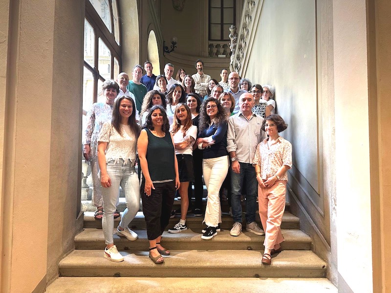 Foto di gruppo del team di Insieme per il lavoro scattata nella sede del progetto
