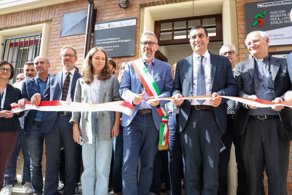 La firma del protocollo di Insieme per il lavoro, nell'ambito dell'inaugurazione del nuovo Polo per il lavoro di Bologna