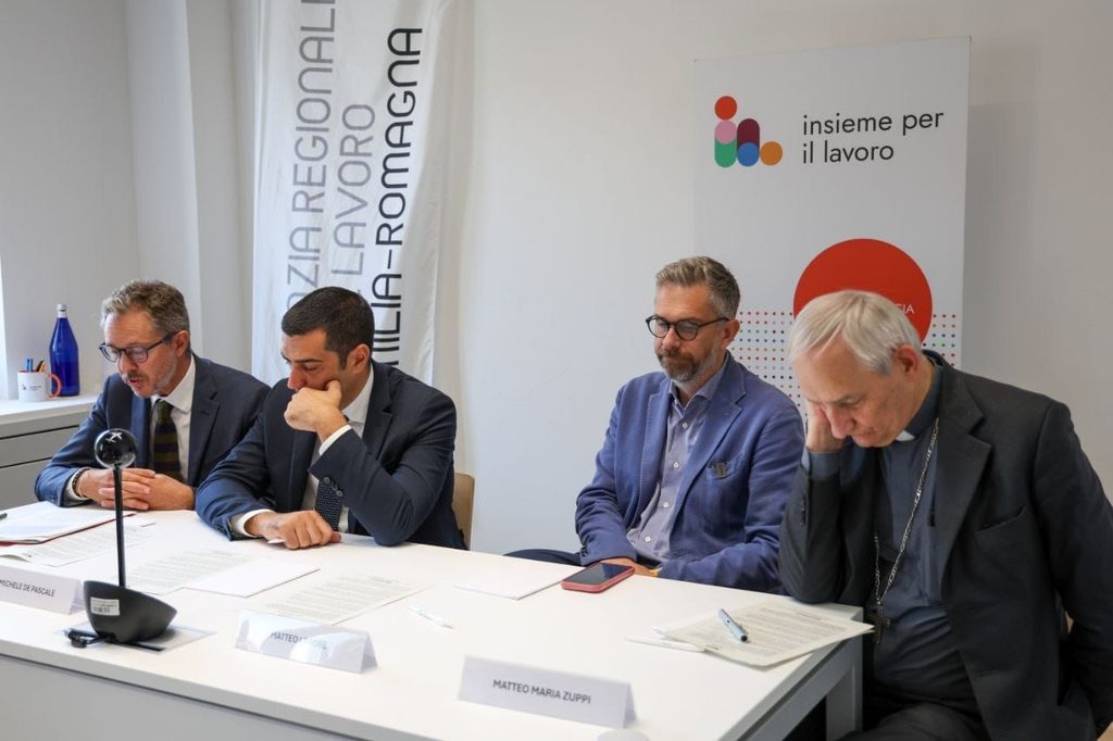La firma del protocollo di Insieme per il lavoro, nell'ambito dell'inaugurazione del nuovo Polo per il lavoro di Bologna