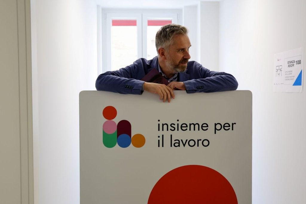 La firma del protocollo di Insieme per il lavoro, nell'ambito dell'inaugurazione del nuovo Polo per il lavoro di Bologna
