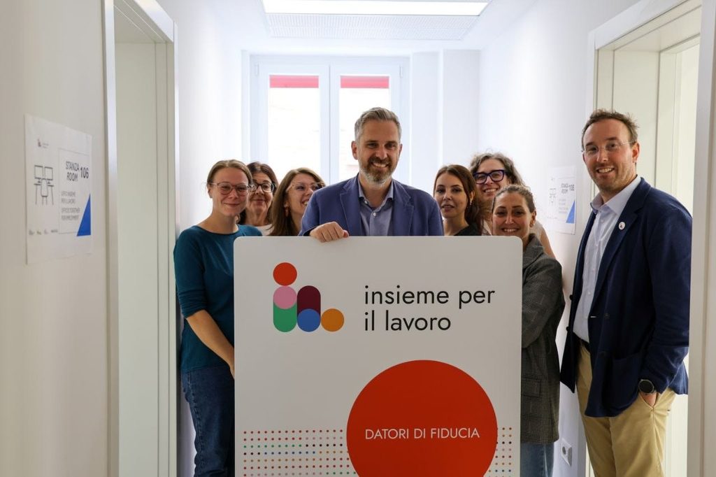 La firma del protocollo di Insieme per il lavoro, nell'ambito dell'inaugurazione del nuovo Polo per il lavoro di Bologna