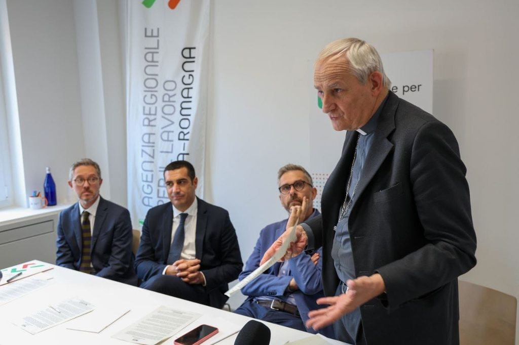 La firma del protocollo di Insieme per il lavoro, nell'ambito dell'inaugurazione del nuovo Polo per il lavoro di Bologna