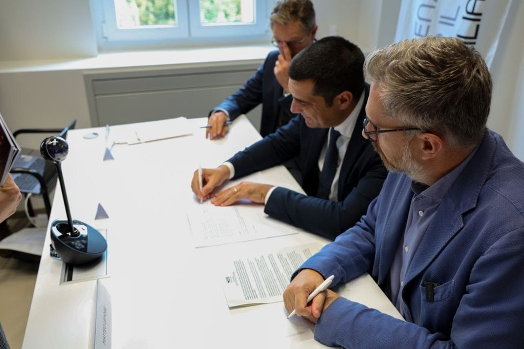 La firma del protocollo di Insieme per il lavoro, nell'ambito dell'inaugurazione del nuovo Polo per il lavoro di Bologna