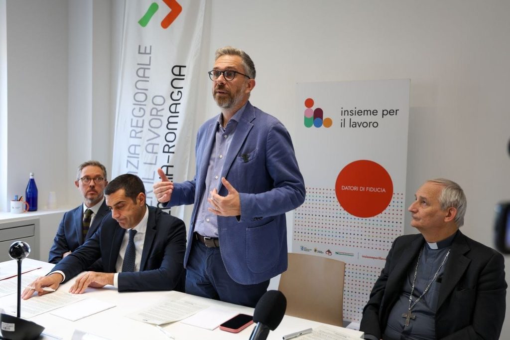 La firma del protocollo di Insieme per il lavoro, nell'ambito dell'inaugurazione del nuovo Polo per il lavoro di Bologna