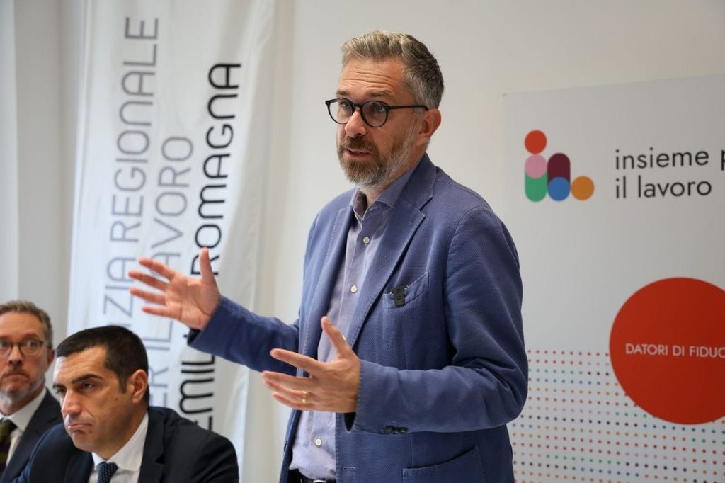 La firma del protocollo di Insieme per il lavoro, nell'ambito dell'inaugurazione del nuovo Polo per il lavoro di Bologna