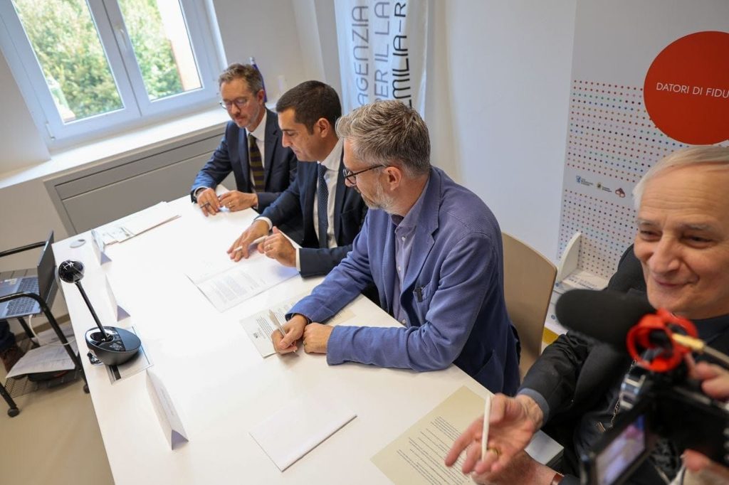 La firma del protocollo di Insieme per il lavoro, nell'ambito dell'inaugurazione del nuovo Polo per il lavoro di Bologna