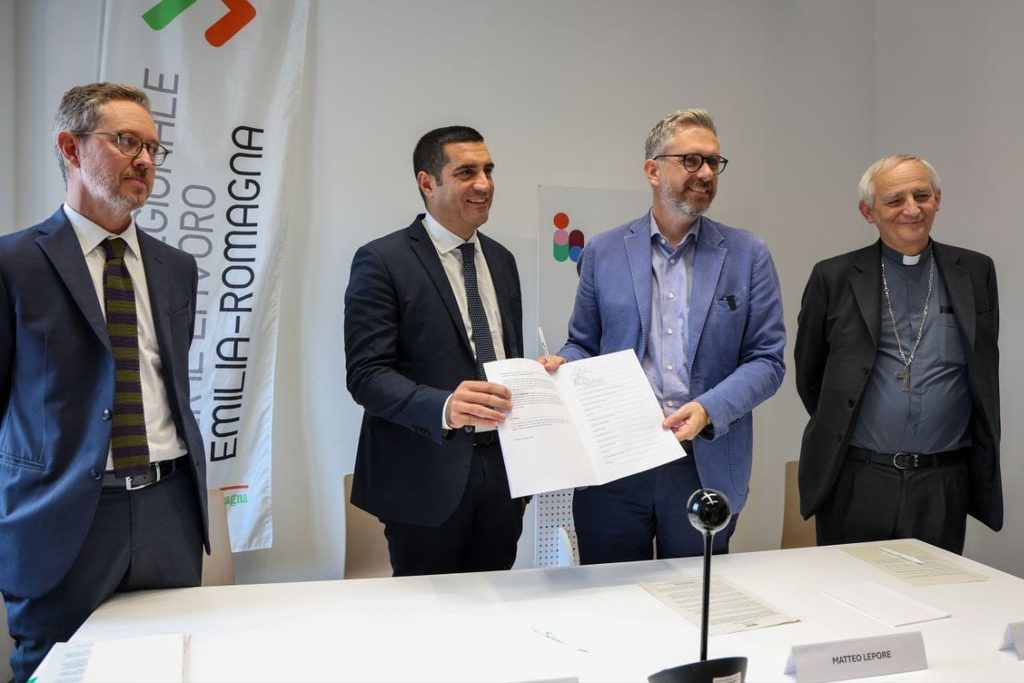 La firma del protocollo di Insieme per il lavoro, nell'ambito dell'inaugurazione del nuovo Polo per il lavoro di Bologna